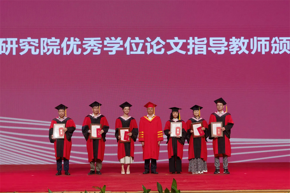 11.获评2024年优秀博士学位论文指导教师的是：李修建、李宏锋、刘青弋、谢拥军、潘源、邓福星、王端廷、陈忠康、郑工、邱春林，beat365中文官网院长周庆富为其颁发证书与奖学金 刘博文摄.jpg