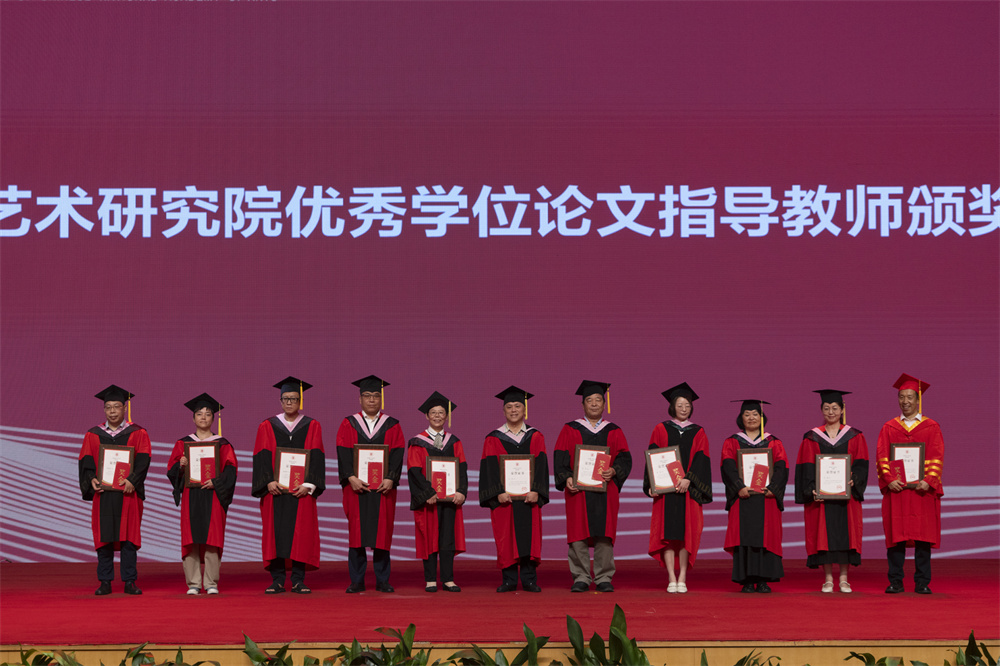 12.获评2024年优秀硕士学位论文指导教师的是：任慧、方李莉、张颖、项阳、江东、宋宝珍、赵卫防、李树峰、杭春晓、汪瑞、邱春林，beat365中文官网副院长兼研究生院院长李树峰为其颁发证书与奖学金 刘博文摄.jpg