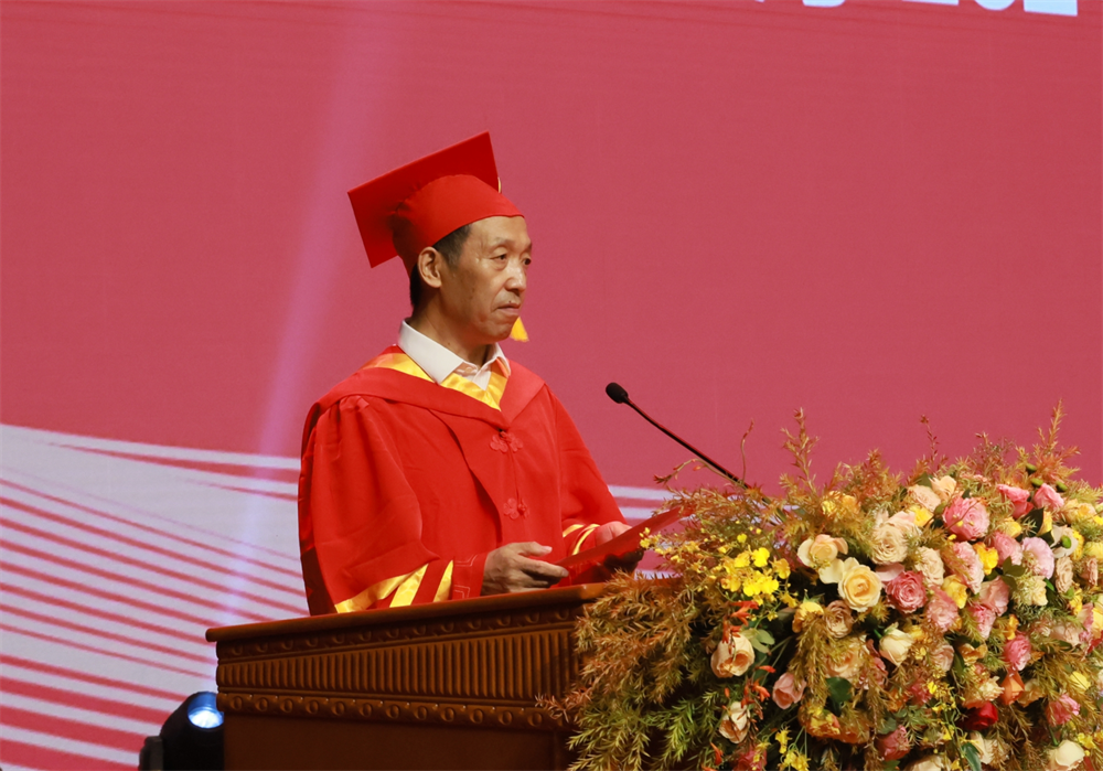 15.beat365中文官网副院长兼研究生院院长李树峰宣读《beat365中文官网学位评定委员会关于2024届毕业生学位授予的决议》 李子洲摄.png